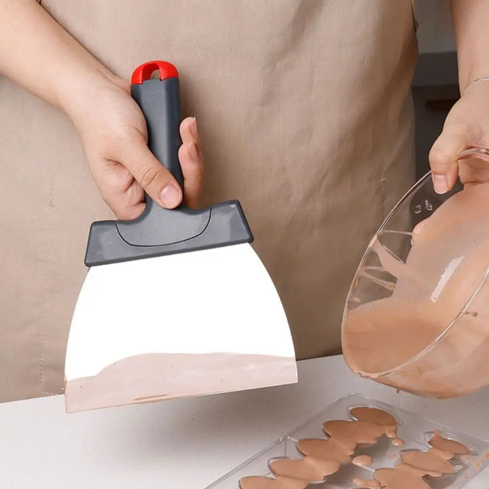 Spatule à tremper et à étaler le chocolat en inox utilisée pour décorer des confiseries