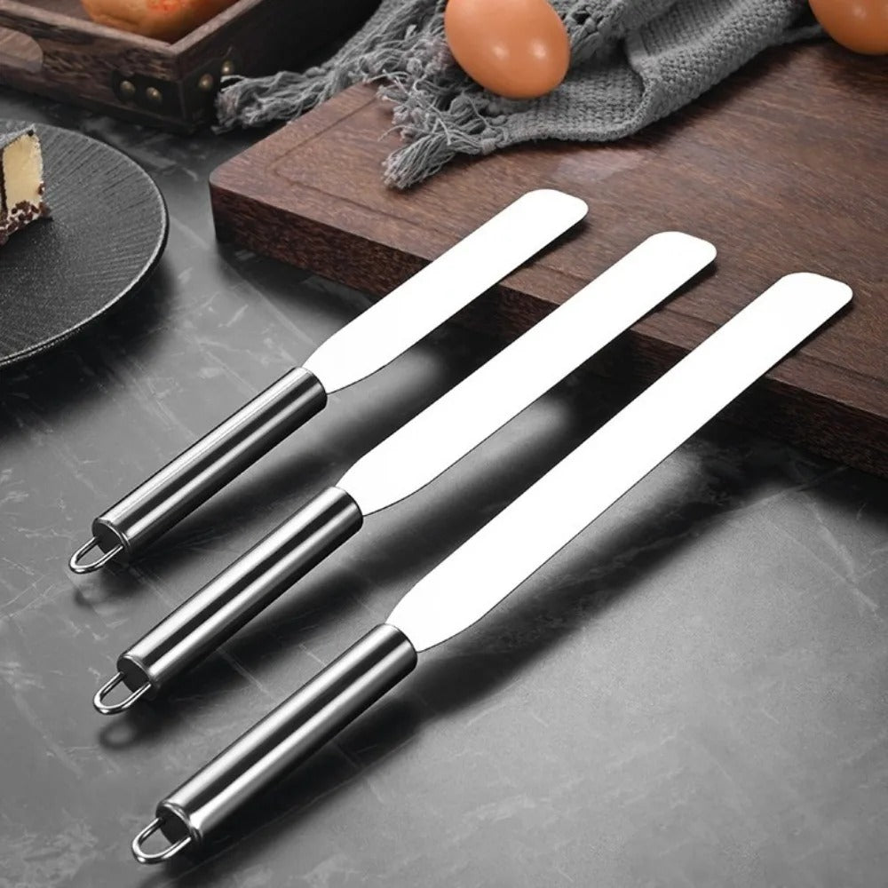 Trois spatules coudées à glaçage en inox – droite ou courbée, idéales pour les pâtissiers.
