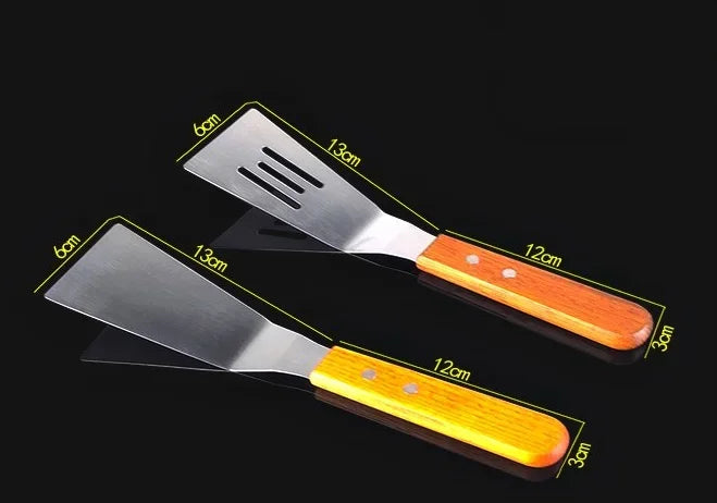 Spatule de Cuisine en Inox pour Plancha, Barbecue et Cuisson Précise avec un design durable et des poignées en bois
