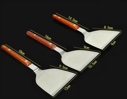 Trois spatules de cuisine inox avec manches en bois, modèles variés pour la cuisine, choix de 28 modèles au total.