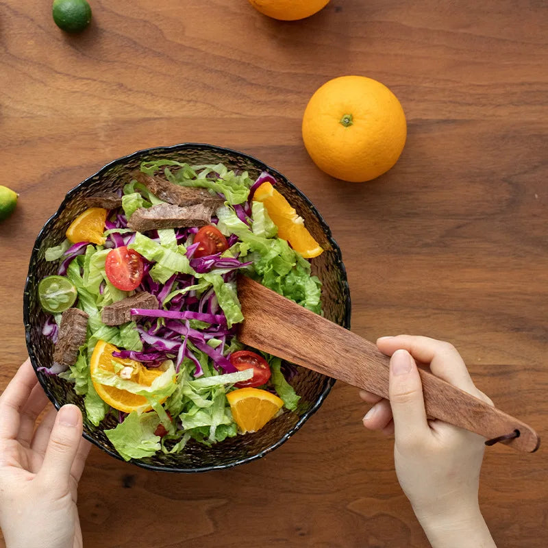 Salade colorée dans un bol en bois avec une Spatule en Bois de Teck – Résistante à la Chaleur & à l’Huile