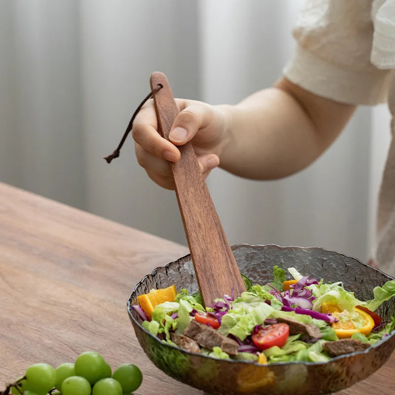 Spatule en Bois de Teck – Résistante à la Chaleur & à l’Huile en action dans une salade fraîche