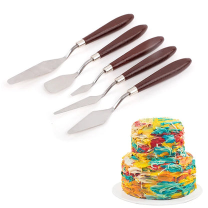 Spatules de Précision en Inox pour Décoration Pâtisserie – 5 Pièces avec poignées en bois et un gâteau décoré