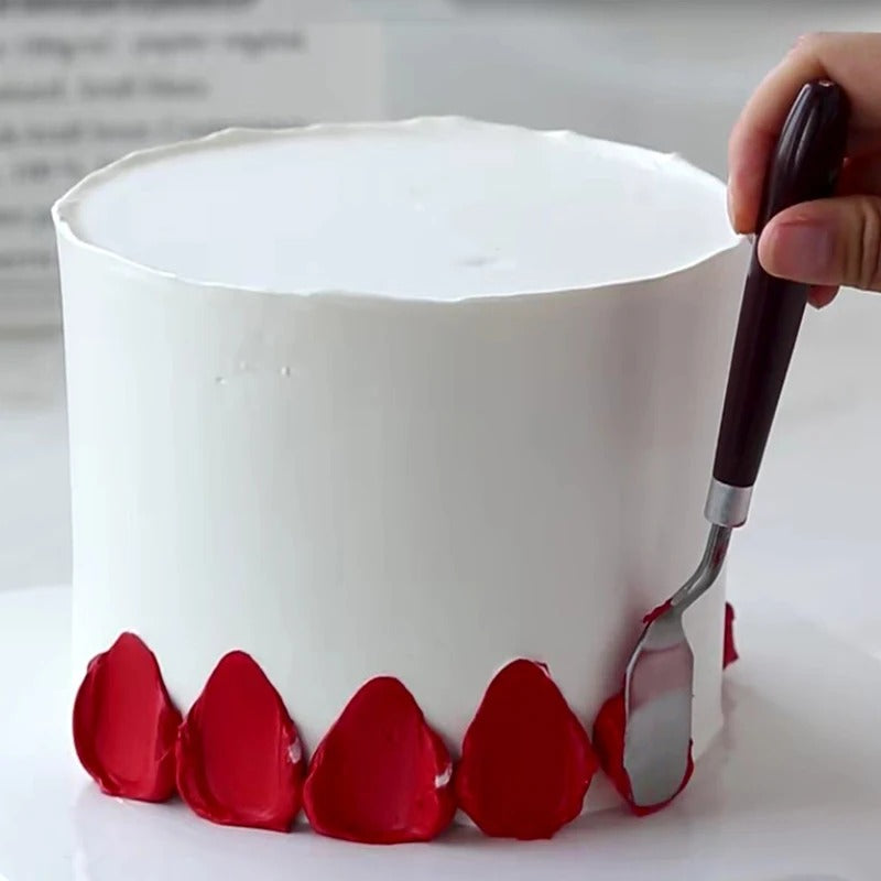 Spatules de Précision en Inox pour Décoration Pâtisserie – 5 Pièces en action sur un gâteau décoré