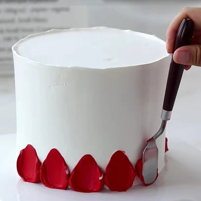 Spatules de Précision en Inox pour Décoration Pâtisserie – 5 Pièces en action sur un gâteau décoré