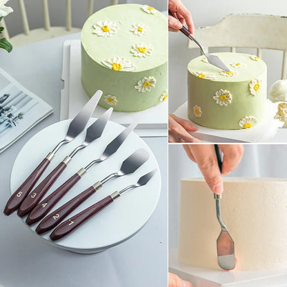 Spatules de Précision en Inox pour Décoration Pâtisserie – 5 Pièces sur un support avec un gâteau décoré