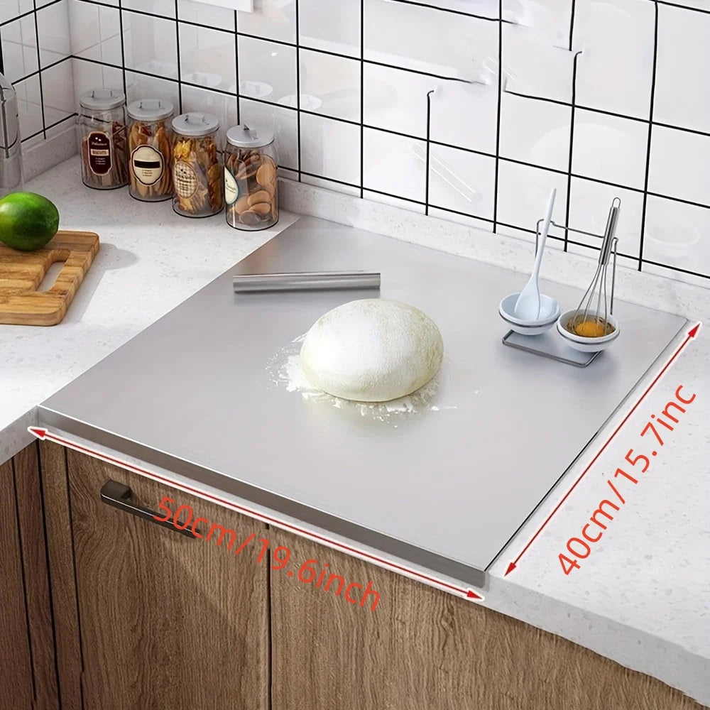 Planche à découper en acier inoxydable de qualité supérieure sur un plan de travail avec pâte à modeler