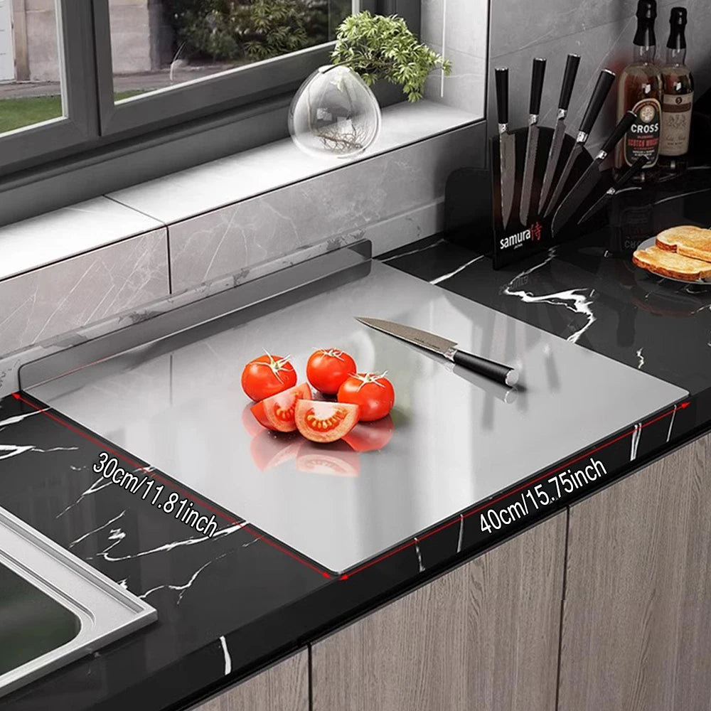 Planche à découper en acier inoxydable de qualité supérieure sur un plan de travail moderne avec des tomates fraîches