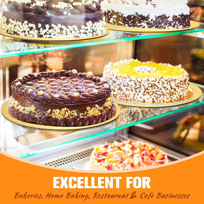 Supports à Gâteau Ronds Or Lot de 10 affichés avec divers gâteaux délicieusement décorés en vitrine