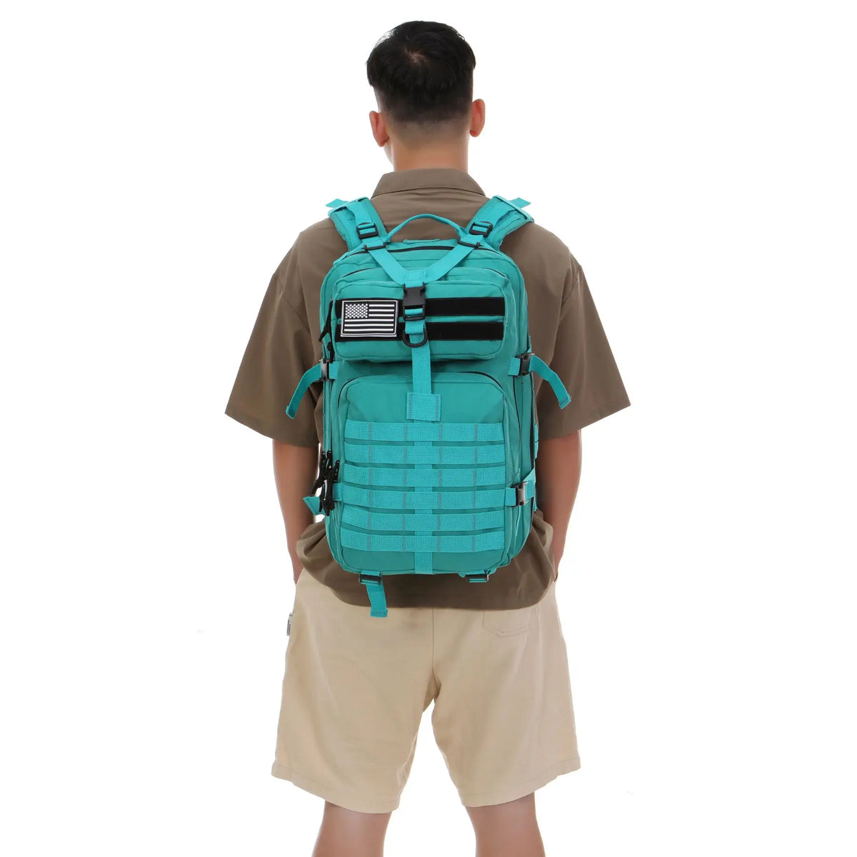 Pack Survie 72h – Kit Complet Famille 3-4 Pers multifonction, homme de dos qui porte un sac à dos bleu fuchsia 