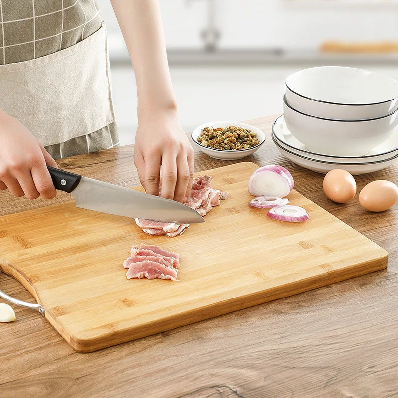 Utilisation de la Planche à Découper en Bambou Szkoy – 3 Tailles – Éco-Responsable et Durable pour couper des aliments en cuisine
