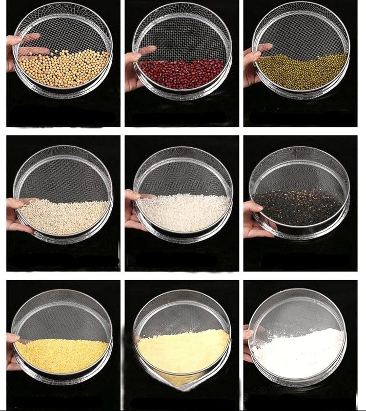 Tamis à Farine Inox Professionnel Passoire Fine pour Cuisine et Pâtisserie avec différents grains au premier plan
