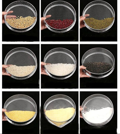 Tamis à Farine Inox Professionnel Passoire Fine pour Cuisine et Pâtisserie avec différents grains au premier plan