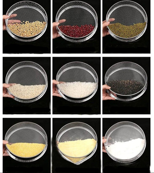 Tamis à Farine Inox Professionnel Passoire Fine pour Cuisine et Pâtisserie avec différents grains au premier plan