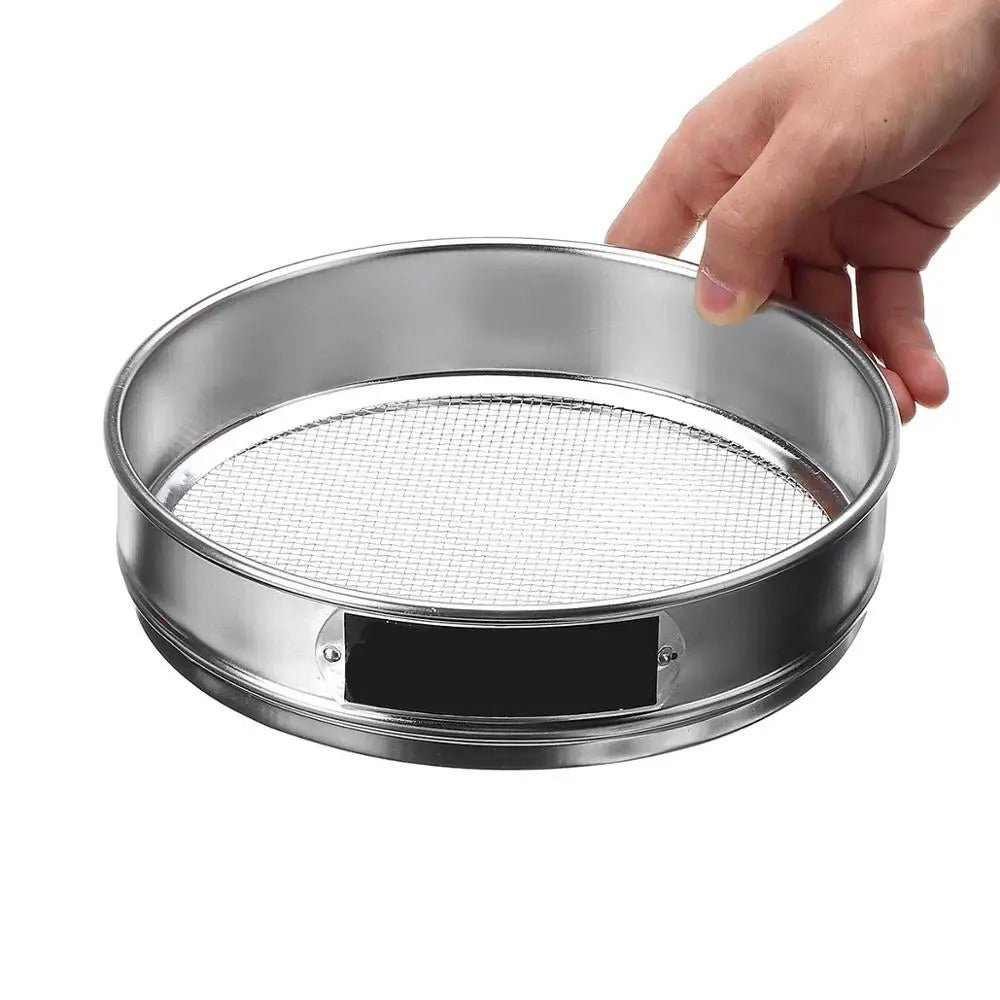 Tamis à Farine Inox Professionnel Passoire Fine pour Cuisine et Pâtisserie avec une main tenant le produit