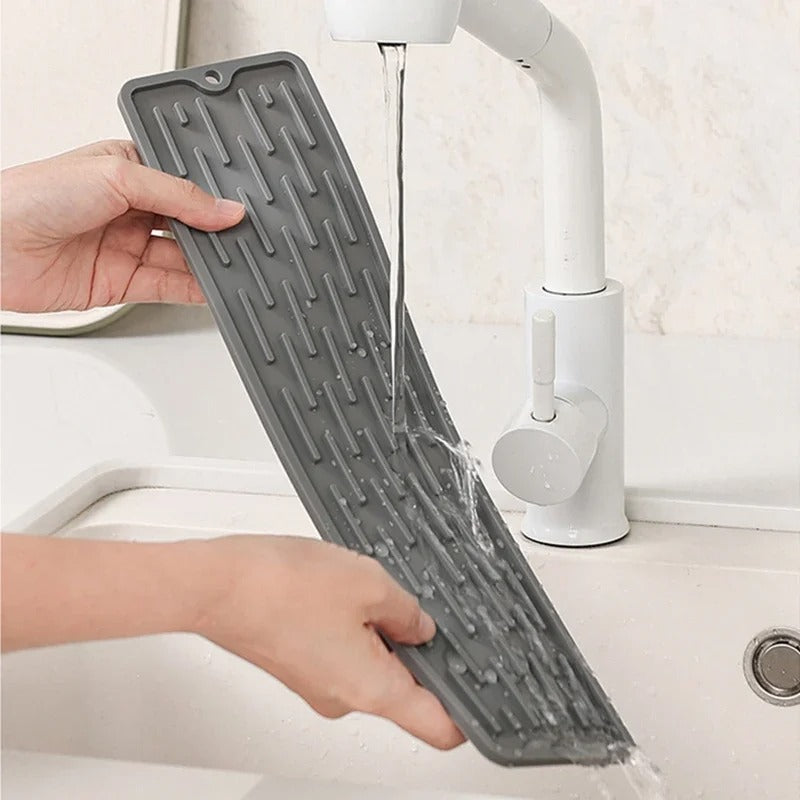 Tapis de Récupération d’Eau pour Robinet – 35 ou 55 cm en silicone gris pour cuisine moderne