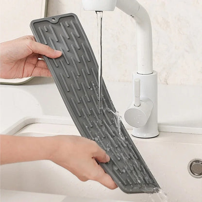 Tapis de Récupération d’Eau pour Robinet – 35 ou 55 cm en silicone gris pour cuisine moderne