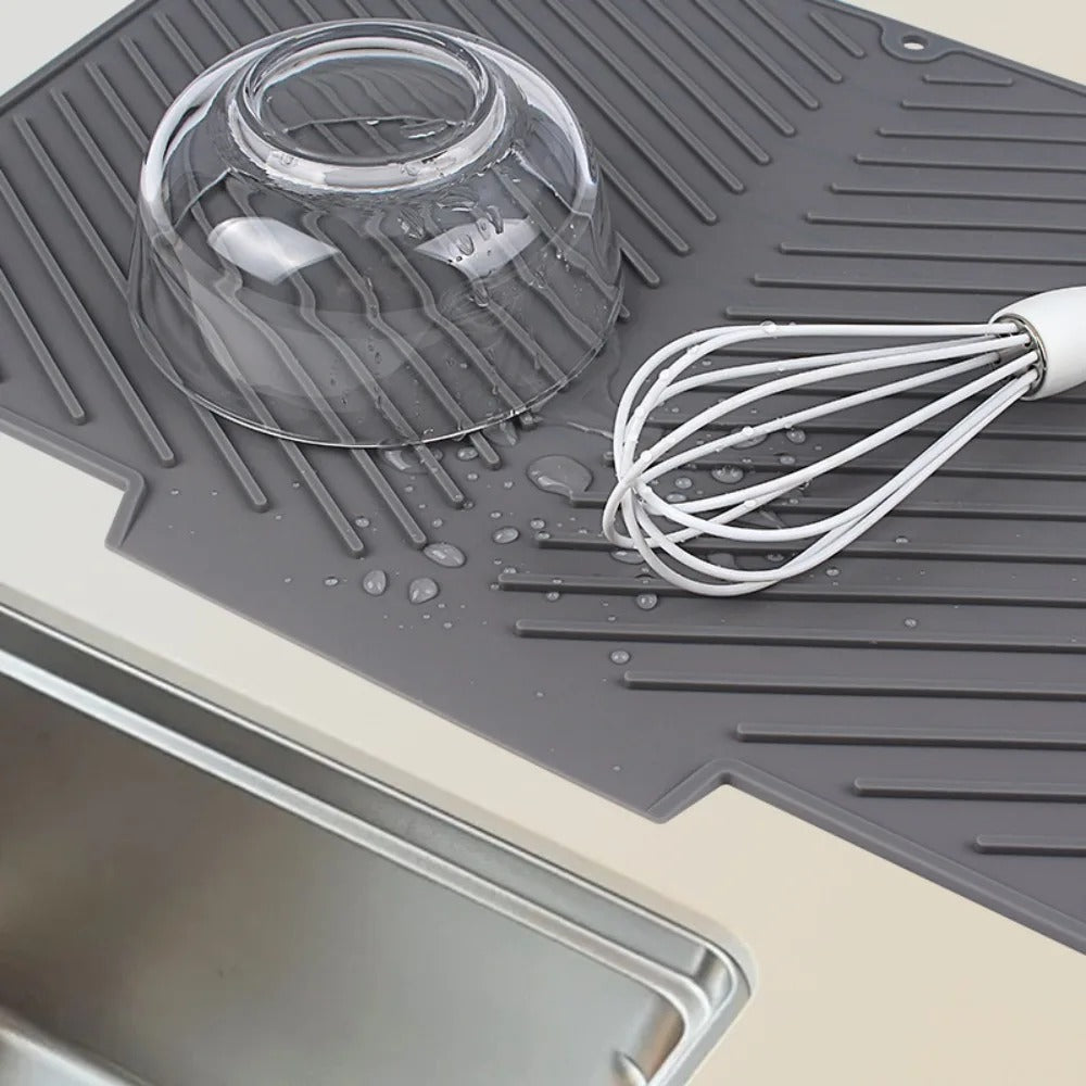 Tapis d’Égouttage Vaisselle en Silicone – 42,5 × 33 cm gris avec bol et fouet sur un plan de travail