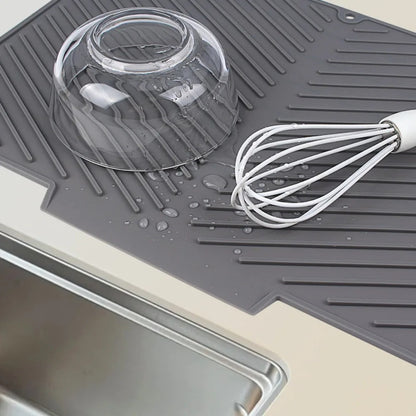 Tapis d’Égouttage Vaisselle en Silicone – 42,5 × 33 cm gris avec bol et fouet sur un plan de travail