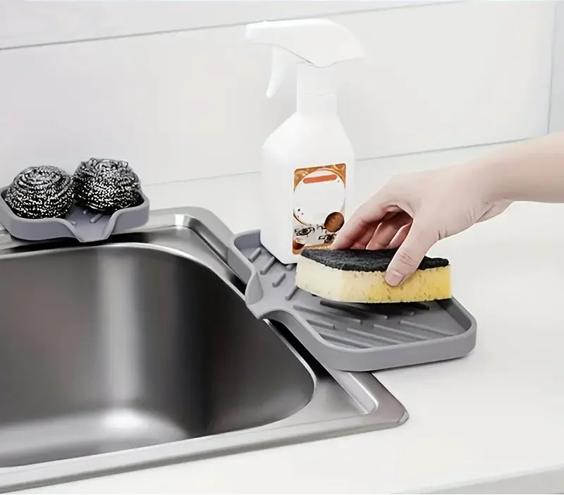Tapis en Silicone pour Éponge gris sur le bord de l'évier avec éponge et spray de nettoyage