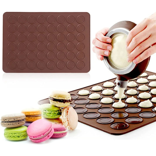 Tapis Macarons Silicone – Résistant, Souple, Réutilisable en train de remplir les alvéoles pour préparer des macarons colorés
