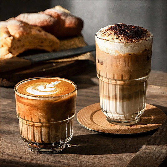 Tasse à Café en Verre Strié – Lot de 2 Résistante à la Chaleur avec café chaud et frappé