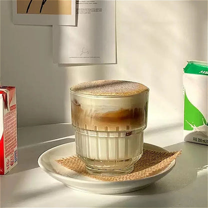 Tasse à Café en Verre Strié – Lot de 2 Résistante à la Chaleur avec un café crémeux sur une table lumineuse