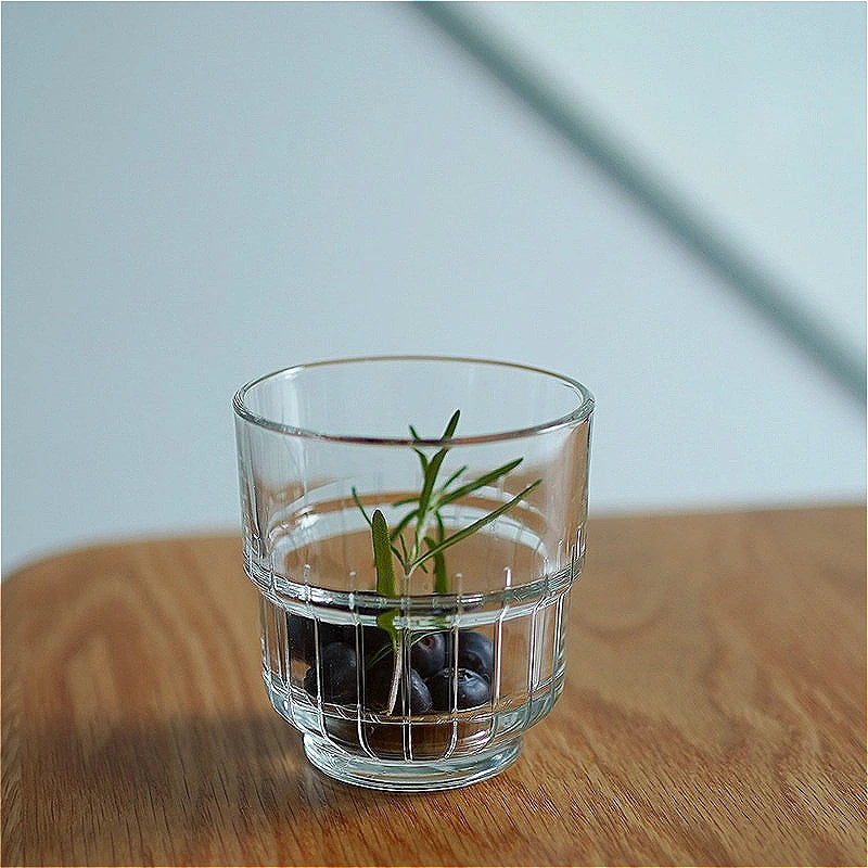 Tasse à Café en Verre Strié – Lot de 2 Résistante à la Chaleur avec plantes et pierres sur une table en bois