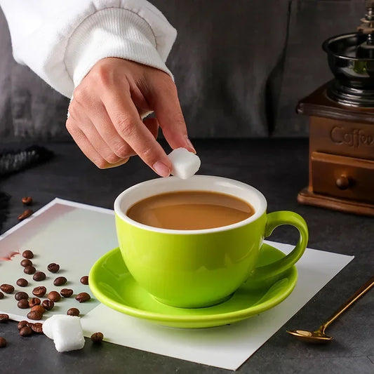 Tasse à Café & Thé avec Soucoupe – Design Nordique Élégant verte avec sucre et grains de café