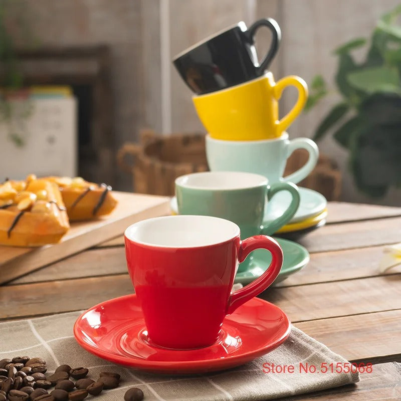 Tasse à café tulipe en céramique avec soucoupe 80 ml en rouge avec d'autres tasses colorées en arrière-plan