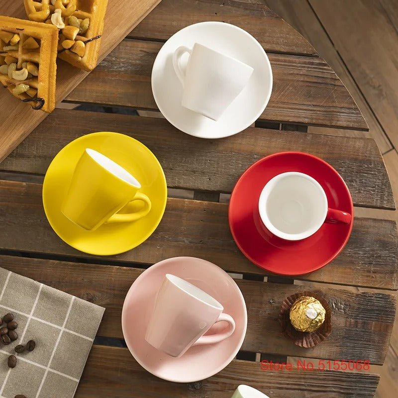 Tasse à café tulipe en céramique avec soucoupe 80 ml colorées sur une table en bois