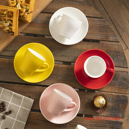 Tasse à café tulipe en céramique avec soucoupe 80 ml colorées sur une table en bois