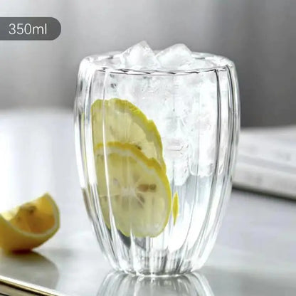 Tasse Double Paroi en Verre avec glaçons et tranches de citron pour des boissons rafraîchissantes