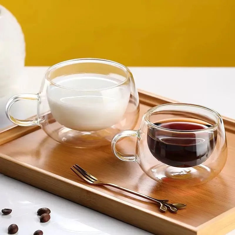 Tasse Double Paroi en Verre transparente avec café noir et lait sur un plateau en bois