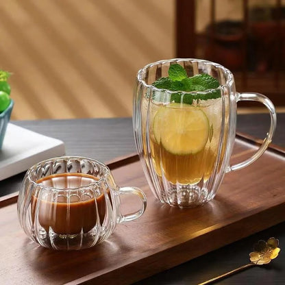 Tasse Double Paroi en Verre transparente avec infusions de thé et café sur un plateau en bois