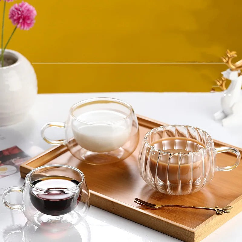 Tasse Double Paroi en Verre sur un plateau en bois, parfaite pour café, thé et desserts