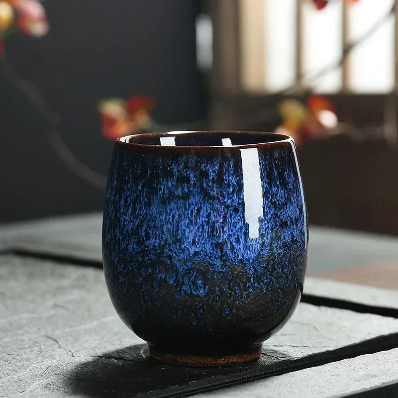 Tasse en Céramique Colorée avec une finition émaillée bleue et noire, parfaite pour le café ou le thé