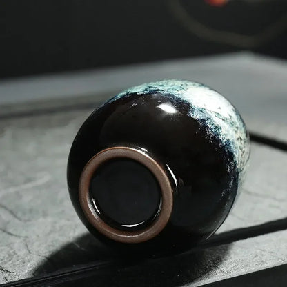 Vue détaillée d'une Tasse en Céramique Colorée avec une finition brillante et un design unique