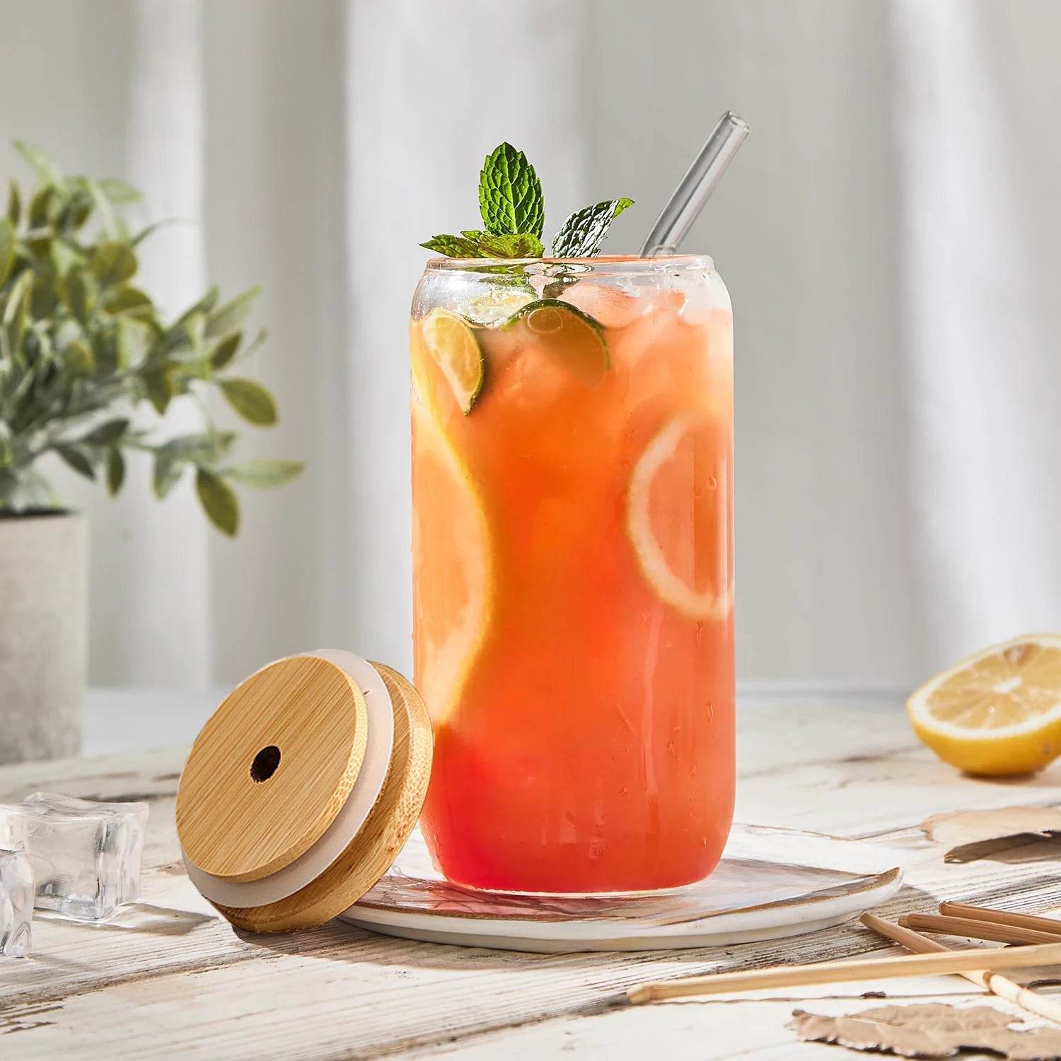 Tasse en Verre Borosilicate transparente avec cocktail agrémenté de citron et de menthe