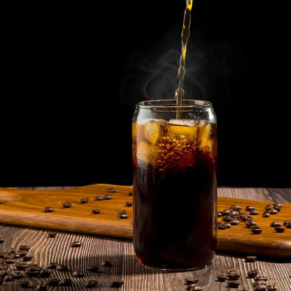 Tasse en Verre Borosilicate remplie de café glacé avec des glaçons, sur une table en bois