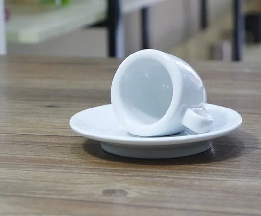 Tasse Espresso Italienne avec Soucoupe – 60ml en céramique blanche sur une table en bois
