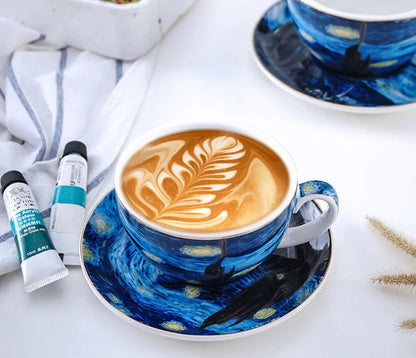 Tasse et Soucoupe Van Gogh – La Nuit Étoilée en Céramique avec un café latte artistique