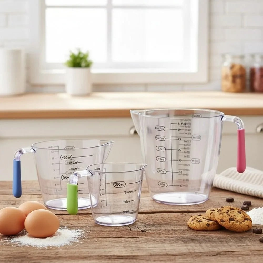 Tasses à mesurer graduées en plastique - Lot de 3 avec poignées colorées sur un plan de travail de cuisine