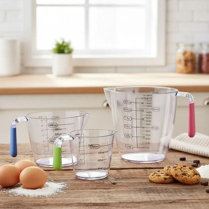 Tasses à mesurer graduées en plastique - Lot de 3 avec poignées colorées sur un plan de travail de cuisine