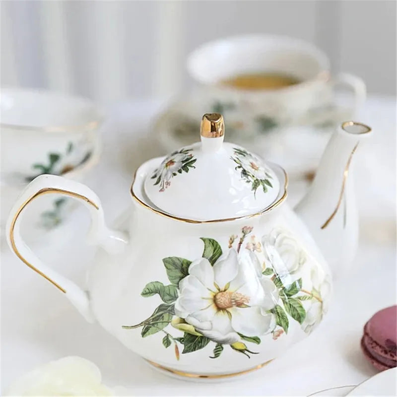 Théière et Tasse en Céramique avec Motifs Floraux Élégants pour un Service de Thé Classique