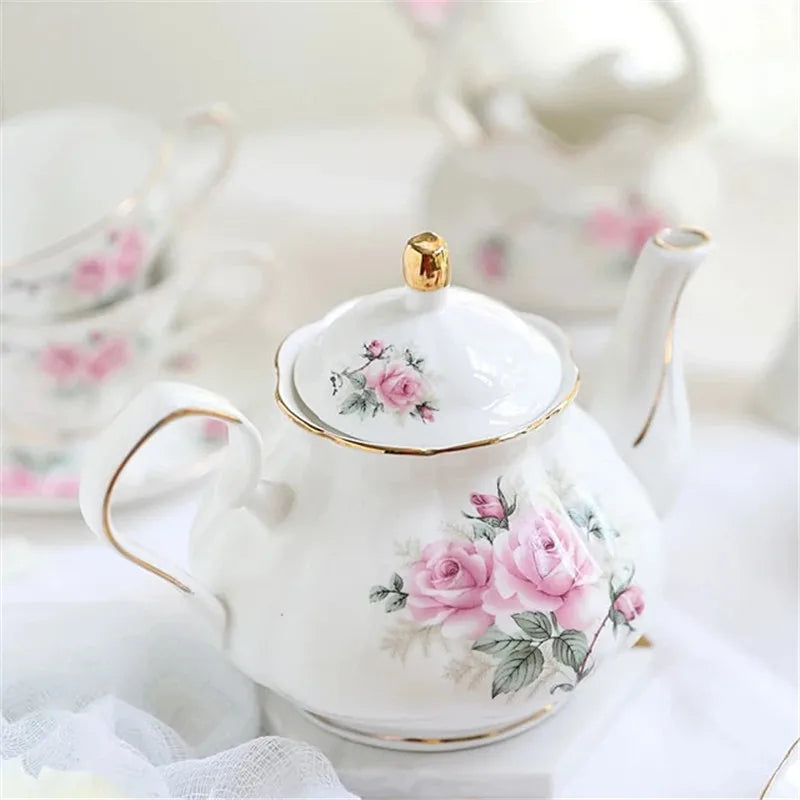 Théière et Tasse en Céramique blanche avec des motifs de roses délicates et finitions dorées