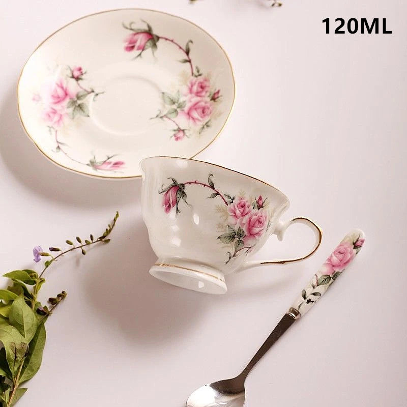 Théière et Tasse en Céramique avec Motifs Floraux Roses et Sous-Tasse Élégante