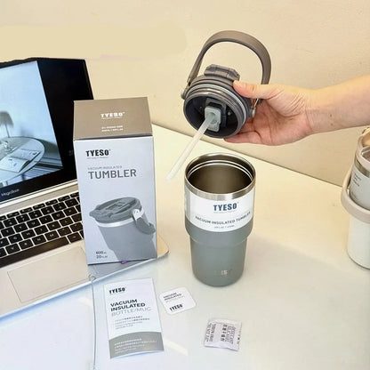 Mug isotherme inox avec anse – 750ml à 1200ml. Gobelet inox isotherme gris avec couvercle anse et paille sur bureau