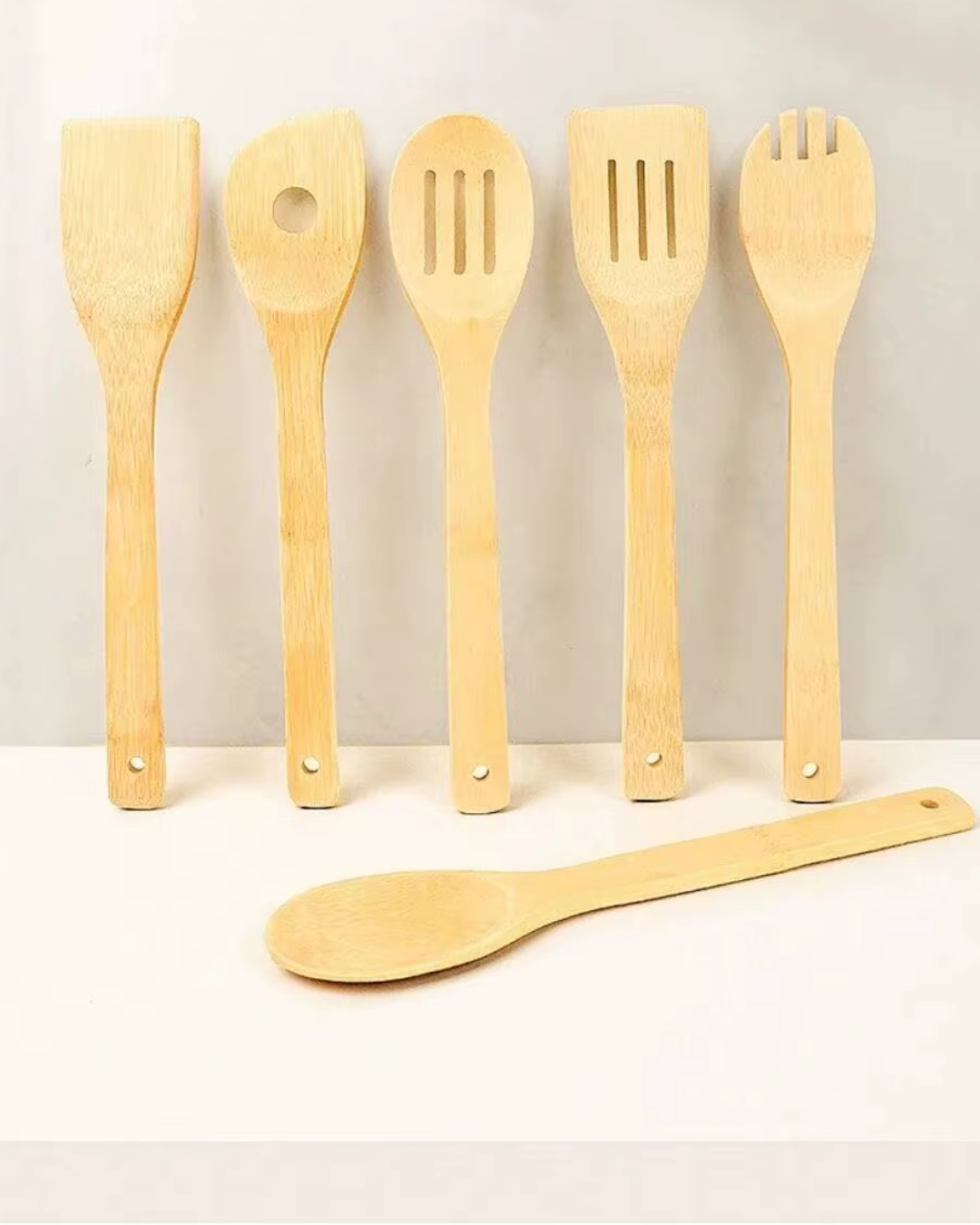 Ustensiles de cuisine en bambou 7 pièces antiadhésives écologiques présentés sur une table en bois clair