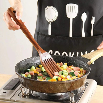 Ustensiles de cuisine en bois de teck – 1 à 11 pièces, en action dans une poêle avec légumes colorés.